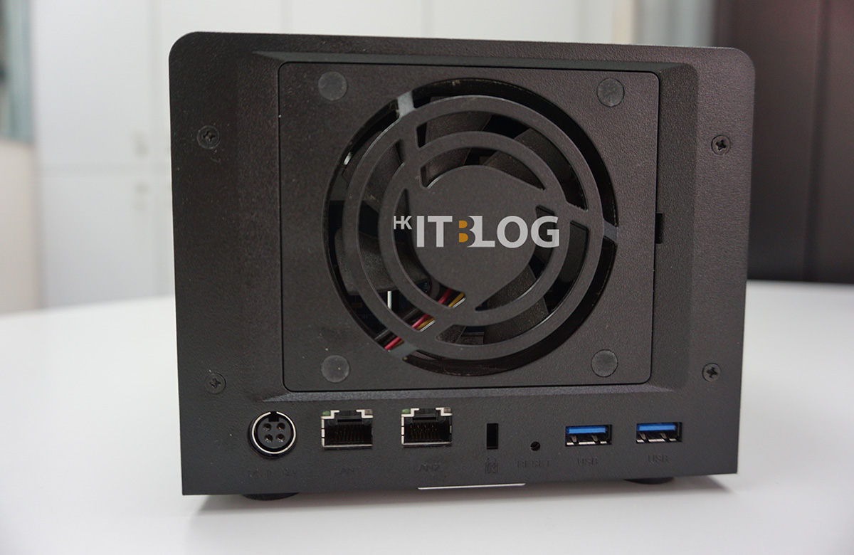 DS620slim 背面有雙 Gigabit LAN 埠 及雙 USB 連接埠